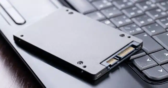 Czym jest dysk SSD i czy warto postawić na taki nośnik w swoim komputerze?